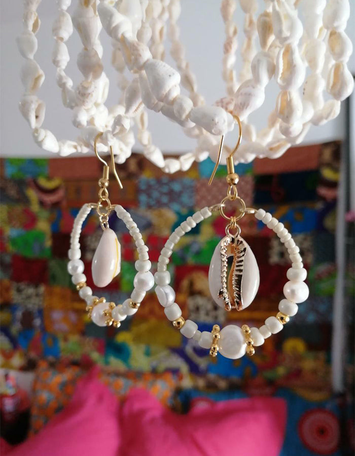 Boucles d'oreilles créoles Shirine avec cauri par Newels handmade.
